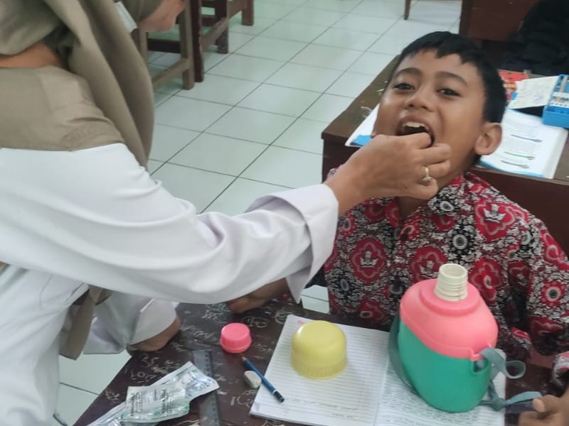 PEMBERIAN OBAT CACING DI SDN 1 SEMAMBUNG